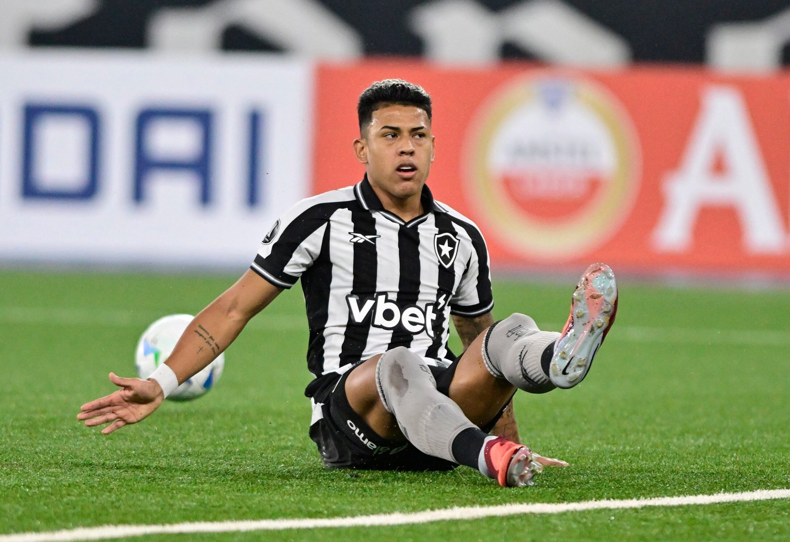 Botafogo aguarda retorno de Matheus Martins, que deve ser desfalque contra o Palmeiras