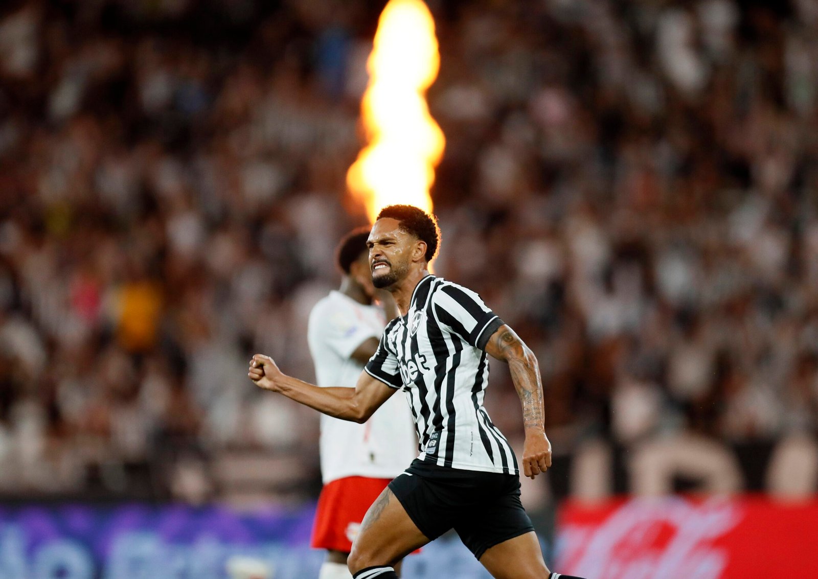 Vitinho garante empate do Botafogo e reforça cabeceio como trunfo ofensivo na carreira