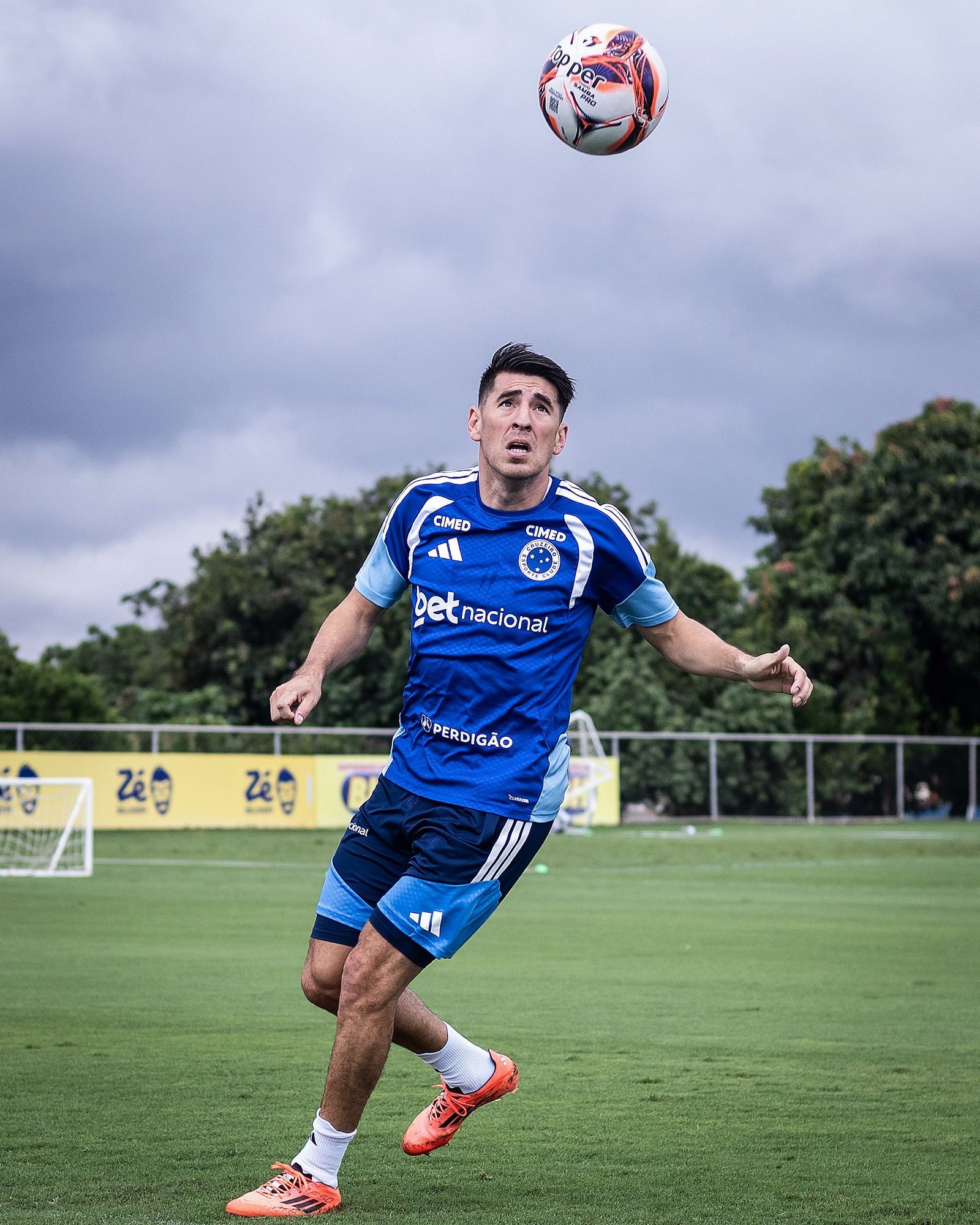 Fica no Cruzeiro? Entenda o que pesa para permanência de Villalba em 2027