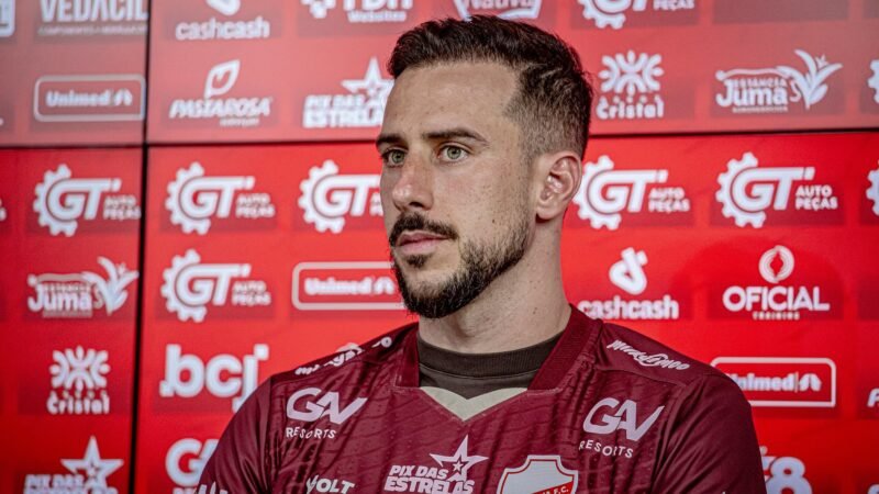 Helton Leite diz que Vila Nova não tem que inventar na reta final da Série B