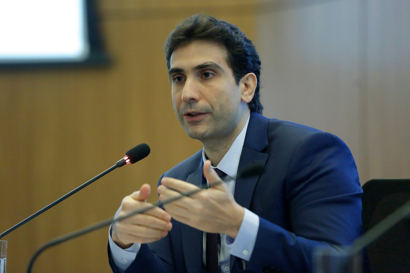 BC está preocupado com ofertas ‘agressivas e predatórias’ de crédito, diz Galípolo