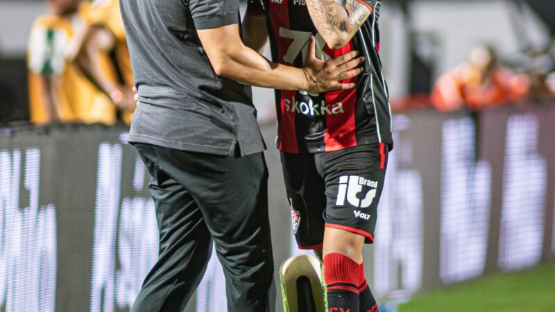 Jair Ventura cita trabalho com Renê e projeta conversa para recuperar Erick e Zé Vitor, em baixa no Vitória