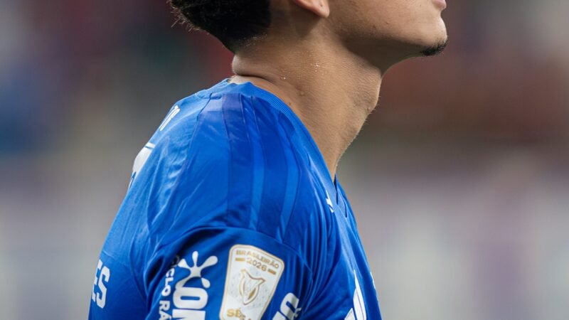 Pivô de litígio com Athletico, lateral perde espaço no Cruzeiro após fase “curinga” com Artur Jorge