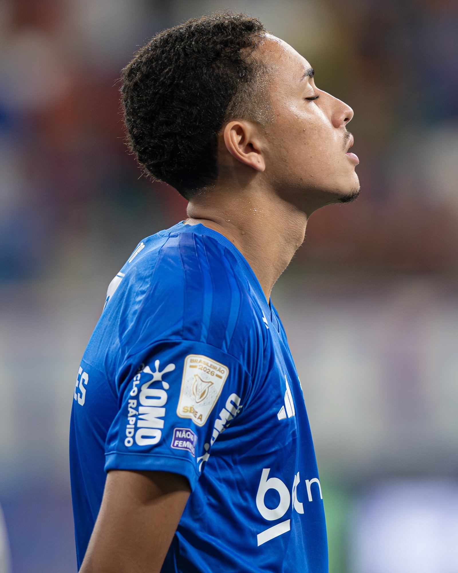 Pivô de litígio com Athletico, lateral perde espaço no Cruzeiro após fase “curinga” com Artur Jorge