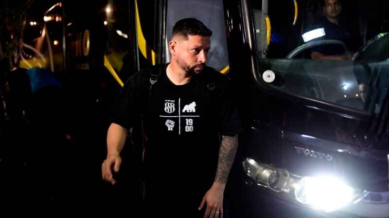 Elvis, meia da Ponte Preta, passa por cirurgia no joelho e só volta a jogar em 2027