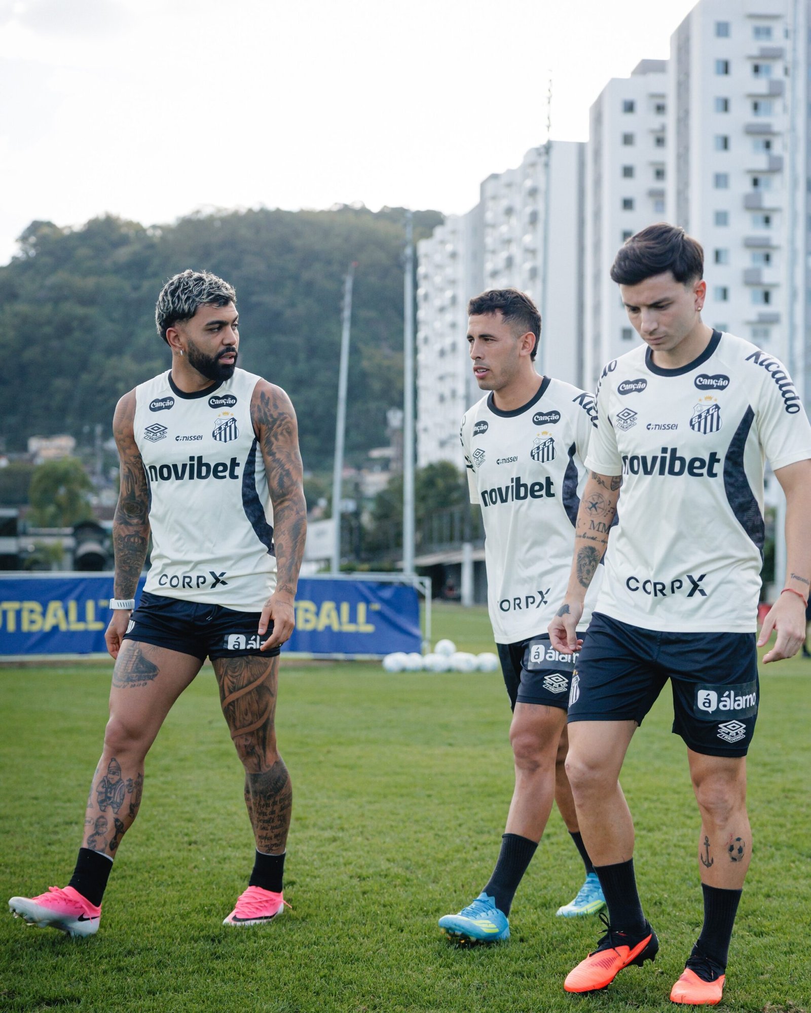 Coutinho, Barreal e mais: Santos volta aos treinos de olho em “reforços” para reta final do ano
