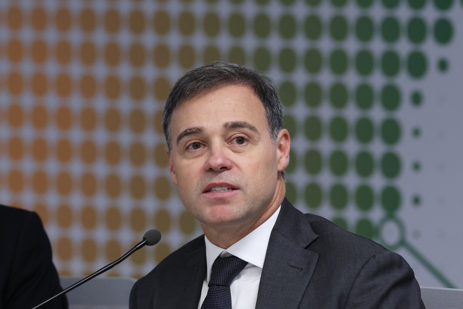 Mesmo após pedido de arquivamento da PGR, Mendonça deve insisitir que 
plenário do STF analise mensagens entre Moraes e Vorcaro