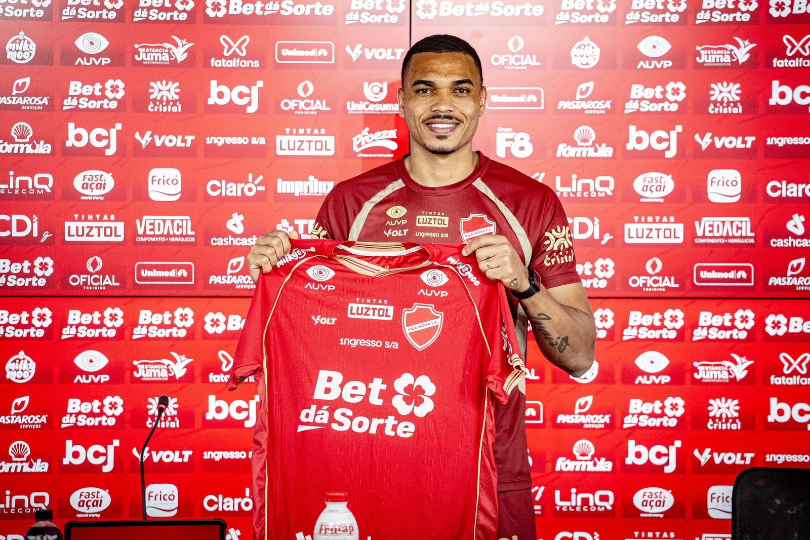 Jonathan Costa chega ao Vila Nova e já fica à disposição contra o Athletic