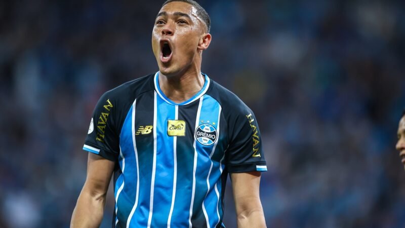 Carlos Vinicius desencanta e chega a 20 gols pelo Grêmio enquanto negocia permanência