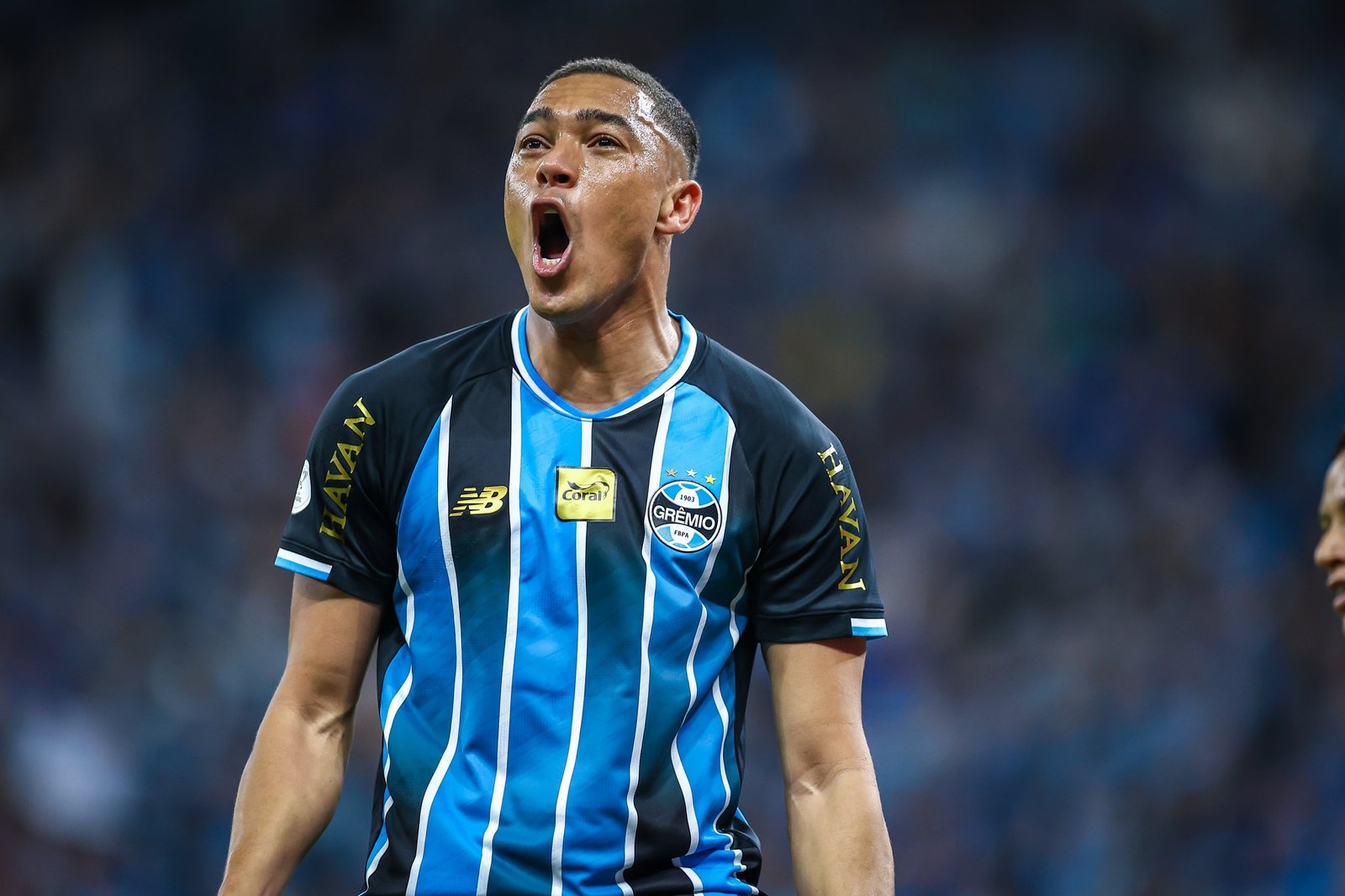 Carlos Vinicius desencanta e chega a 20 gols pelo Grêmio enquanto negocia permanência
