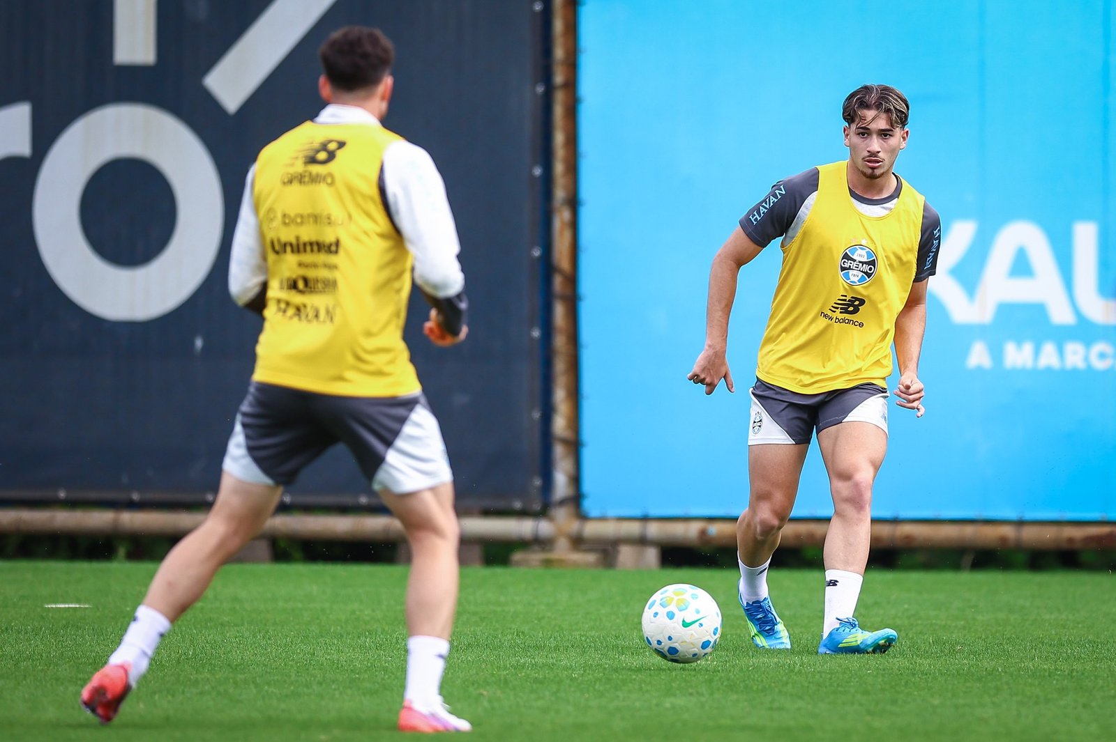 Grêmio tem desfalques e dúvidas para encarar o Vitória; veja provável time