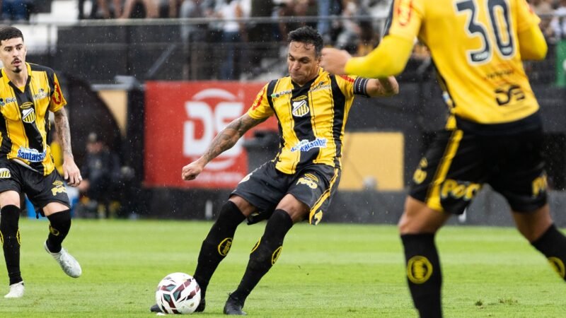Robson brinca sobre disputa por artilharia e mira G-2 da Série B com o Novorizontino