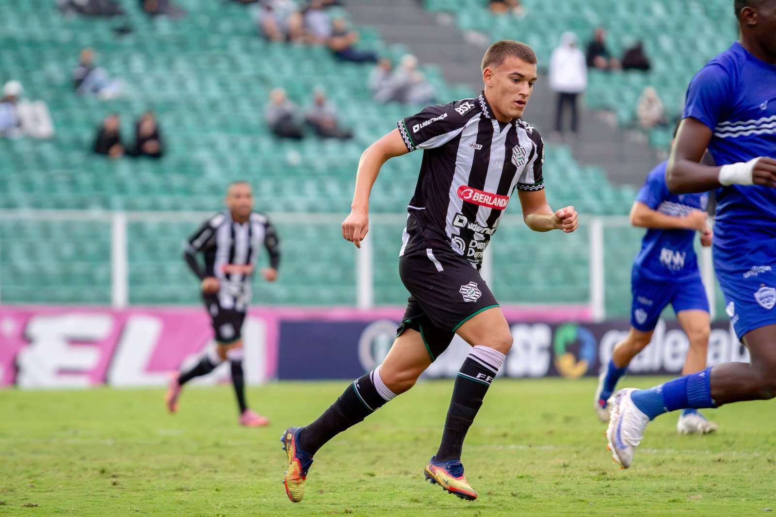 “Um nove goleador”: Raul cita Thyerry entre opções do Figueirense