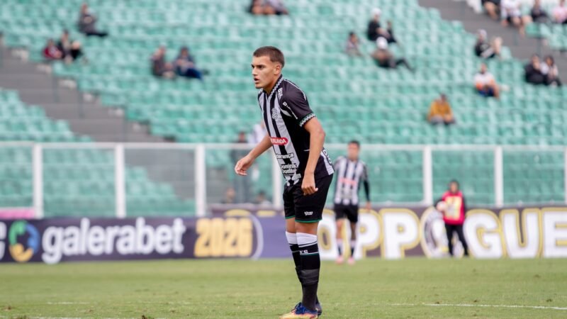 Atacante do Figueirense celebra primeira titularidade no profissional
