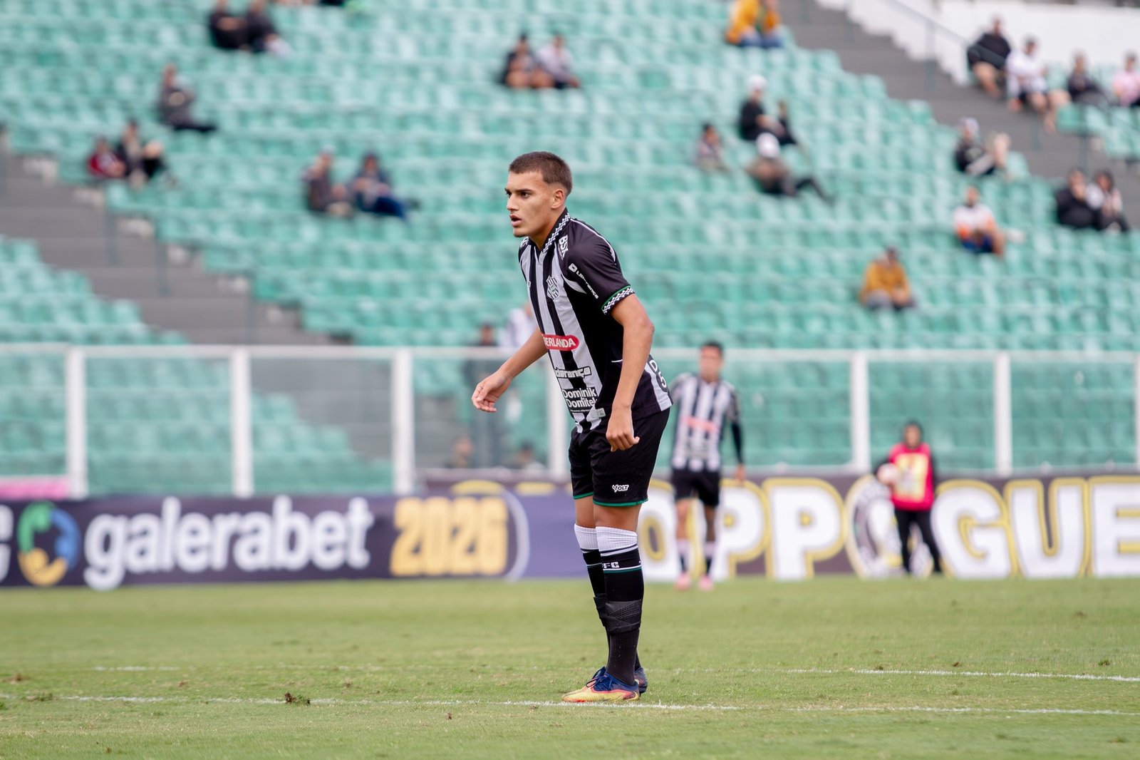 Atacante do Figueirense celebra primeira titularidade no profissional