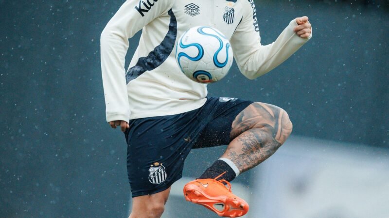 Em alta no Santos, Gabigol tenta deixar pênalti perdido para trás e seguir decisivo sem Neymar