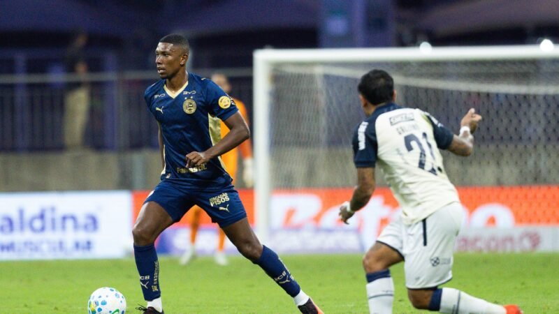 Kanu aproveita saída e vai da quarta opção ao time titular do Bahia