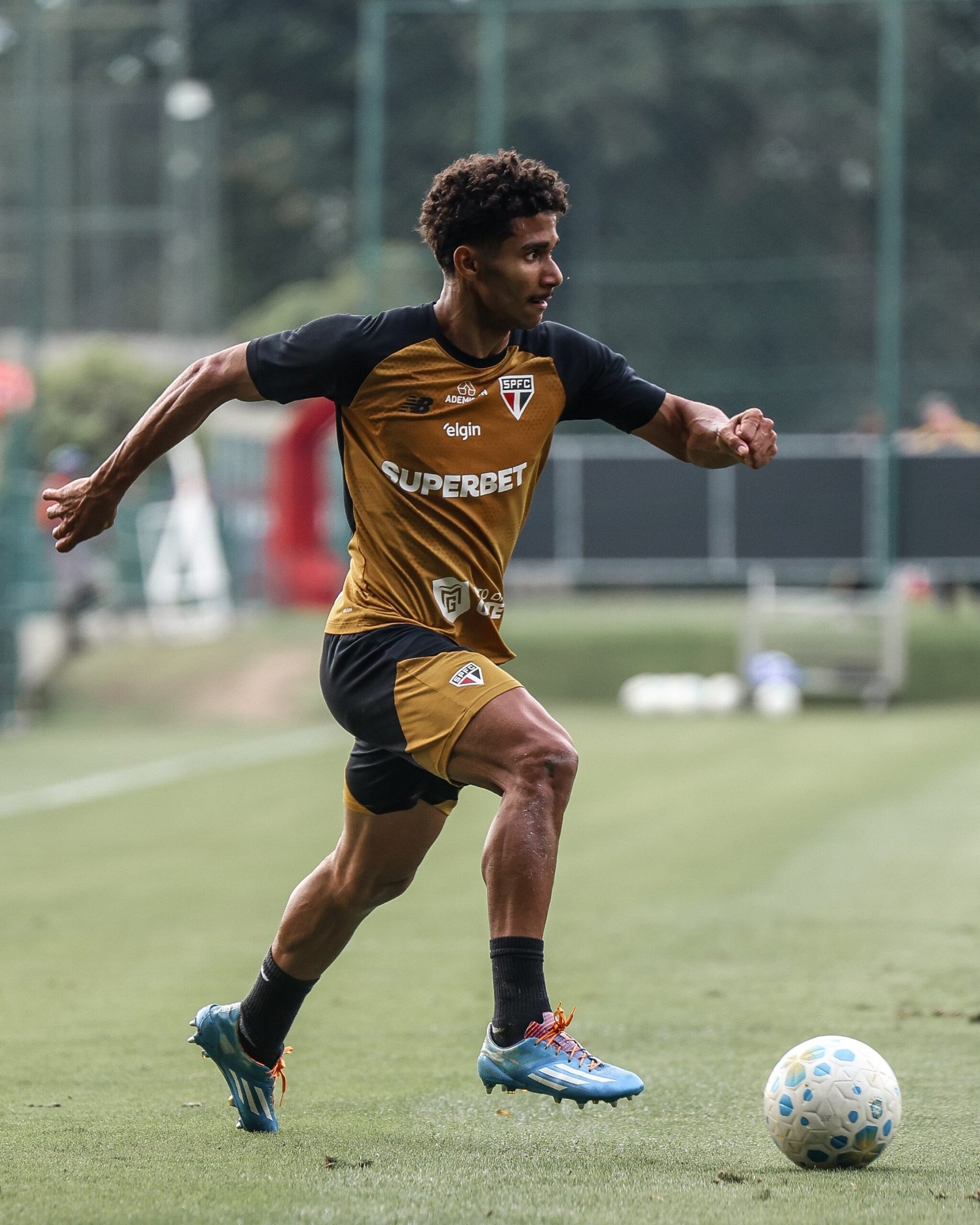 São Paulo treina com reforço e pode ter novidade contra o Inter