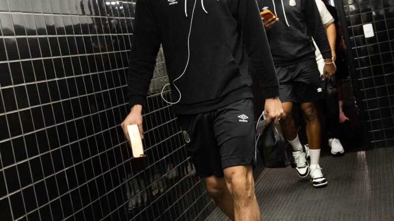 Gabriel Brazão vai passar por cirurgia no ombro e desfalca o Santos no Brasileirão