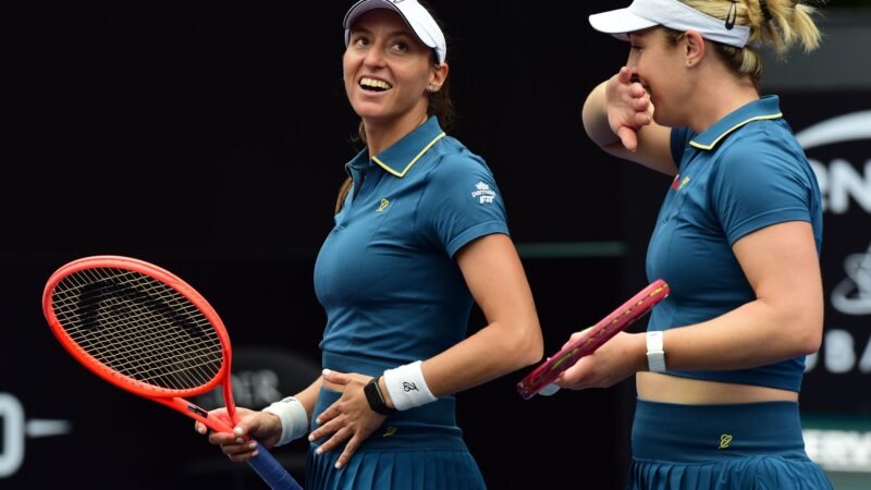 Luisa Stefani e Gaby Dabrowski avançam à semifinal do SP Open após desistência de adversárias