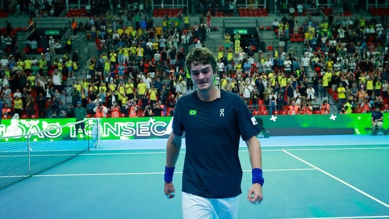 João Fonseca se emociona com virada na Copa Davis e celebra primeira vitória em casa