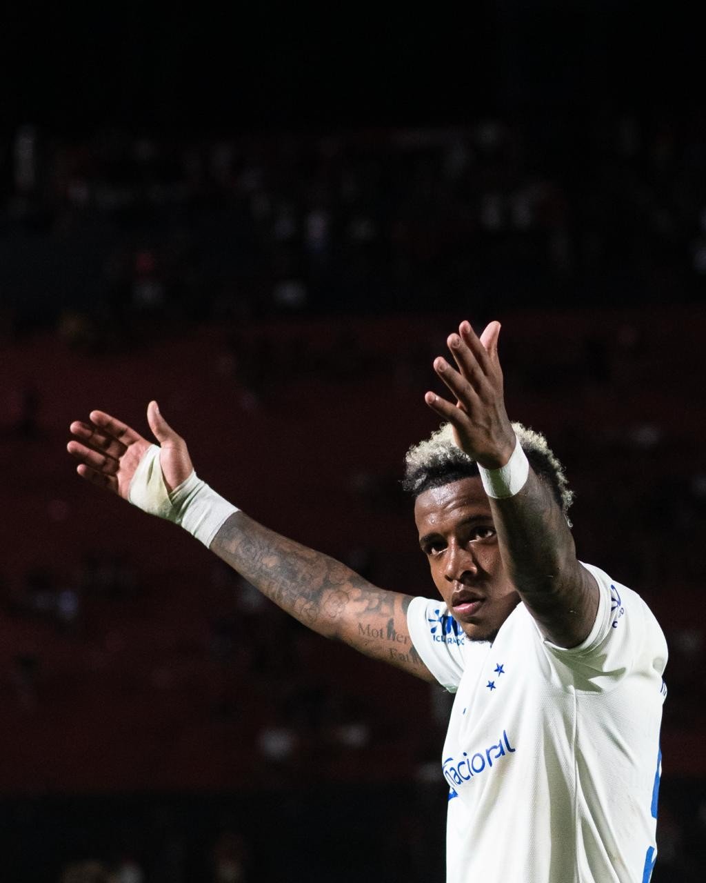 Arroyo celebra domingo decisivo pelo Cruzeiro e volta à seleção do Equador