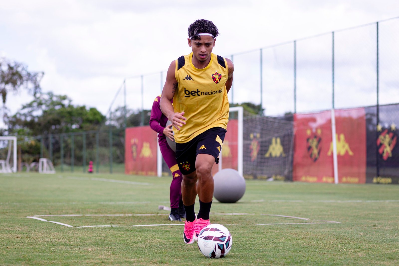 Sem dono, ponta esquerda continua como desafio para reta final do Sport na Série B