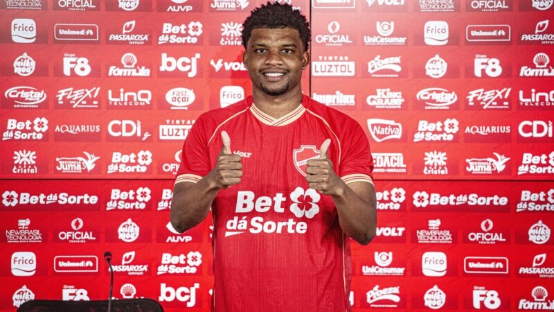 Atacante campeão da Libertadores pelo Flamengo é apresentado no Vila Nova