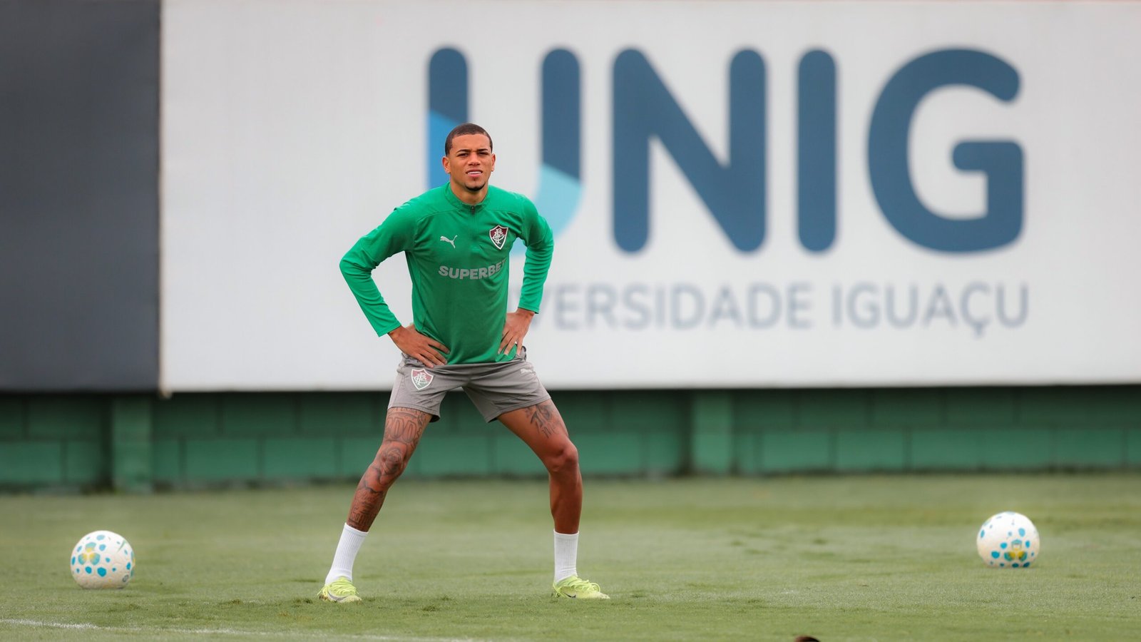 Lateral Jhonny volta de empréstimo do América-MG e participa de treino do Fluminense na Data Fifa