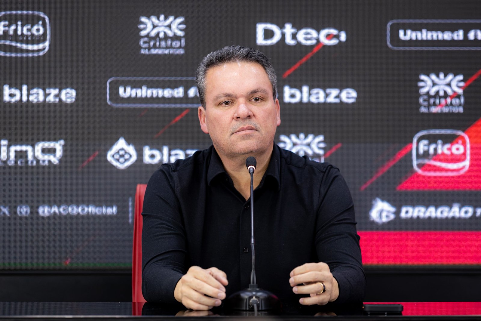 Adson Batista elogia Vila Nova e diz que Atlético-GO está “devendo” nos clássicos