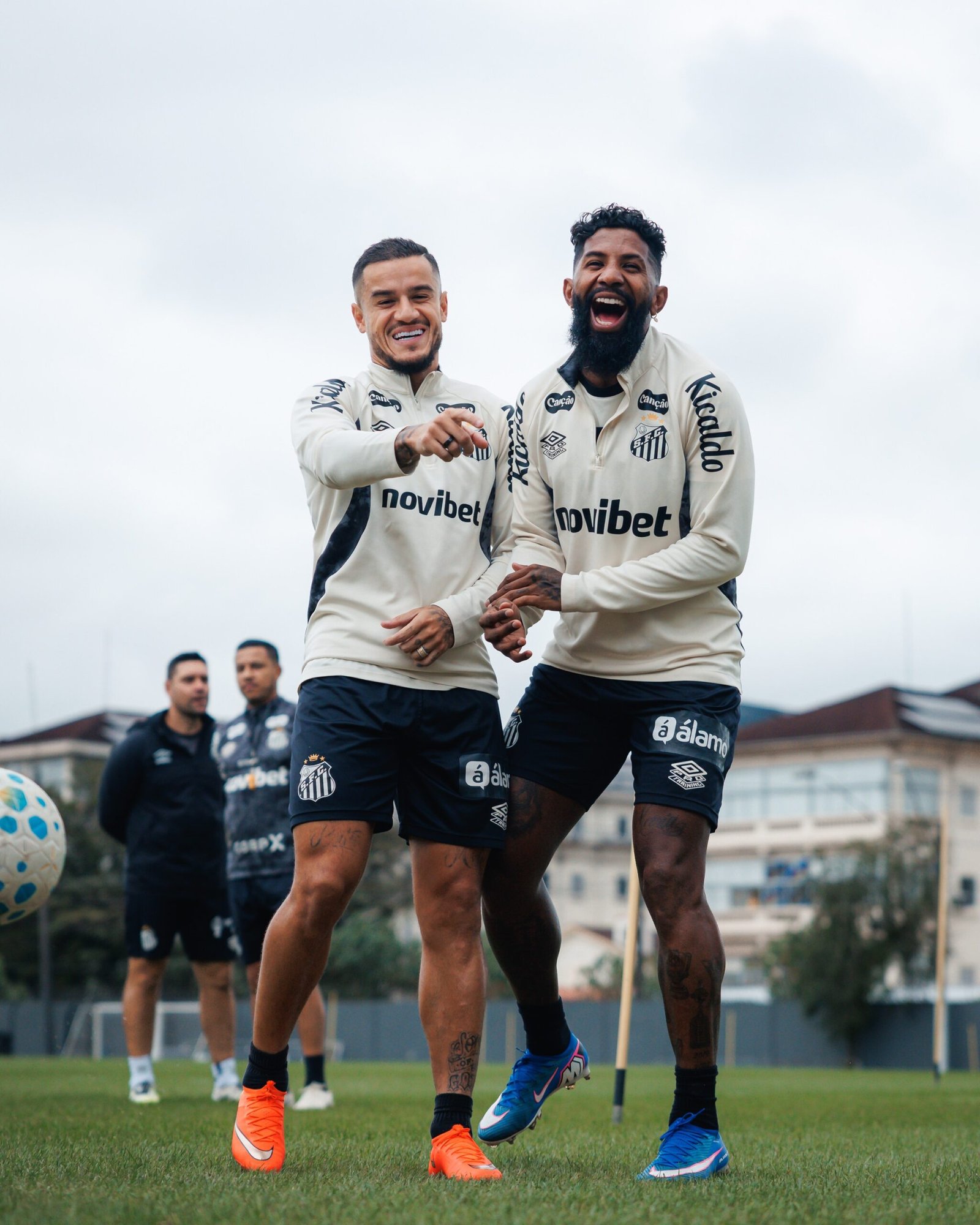 Santos se reapresenta, e Coutinho avança por retorno aos gramados