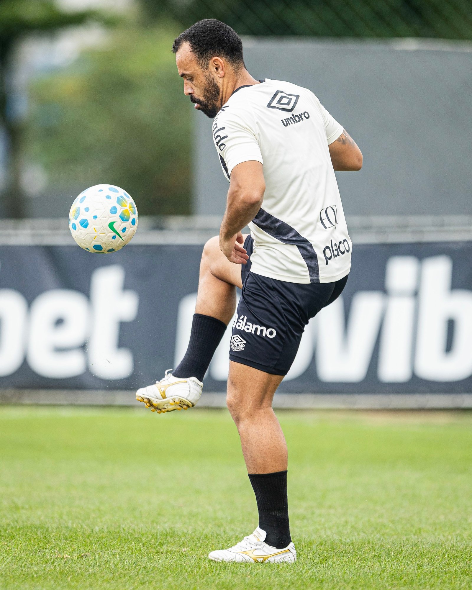 Moisés perde espaço e vira última opção no ataque no Santos