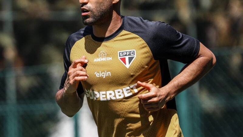 São Paulo treina de olho no clássico e Lucas e Bobadilla avançam na recuperação