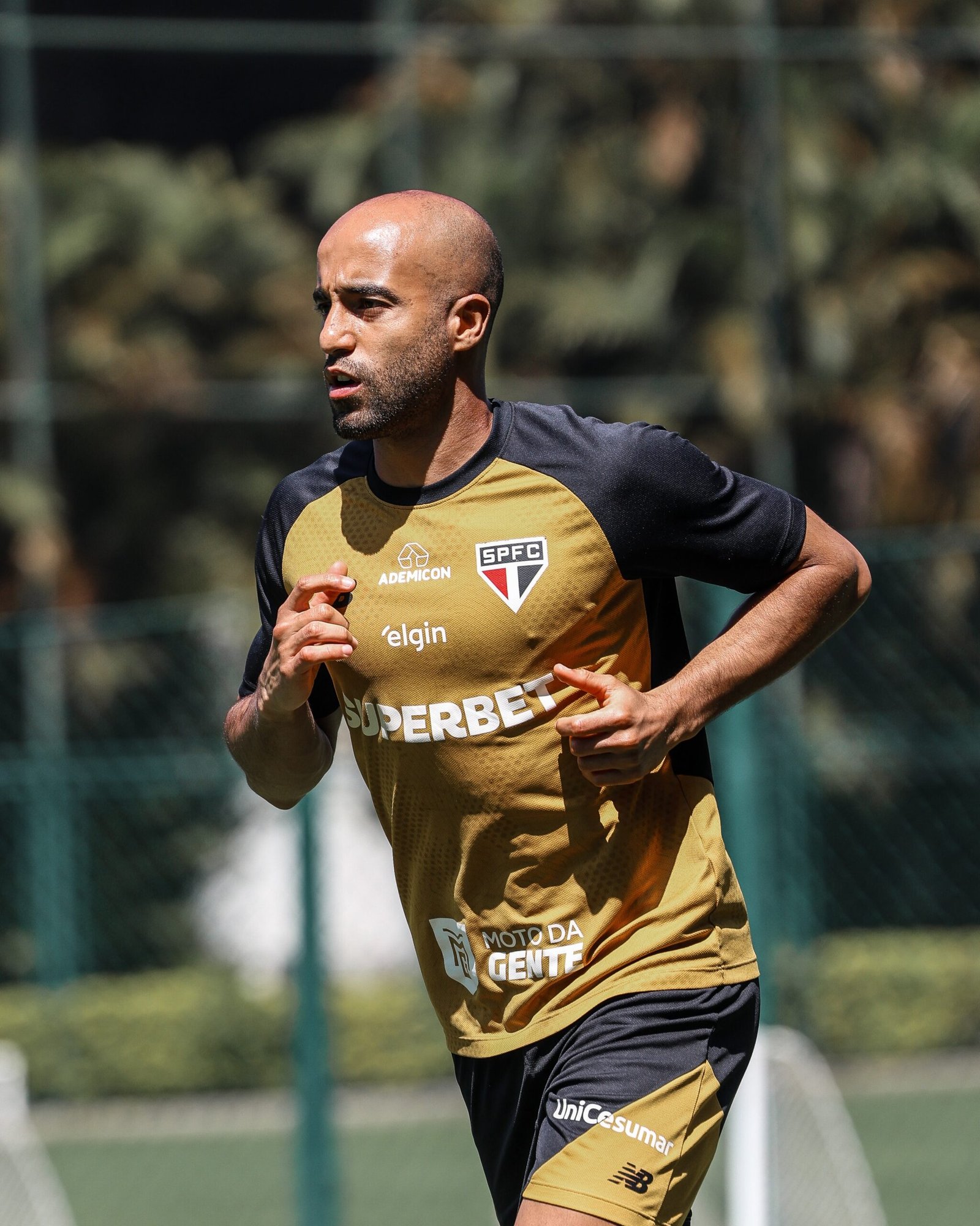 São Paulo treina de olho no clássico e Lucas e Bobadilla avançam na recuperação