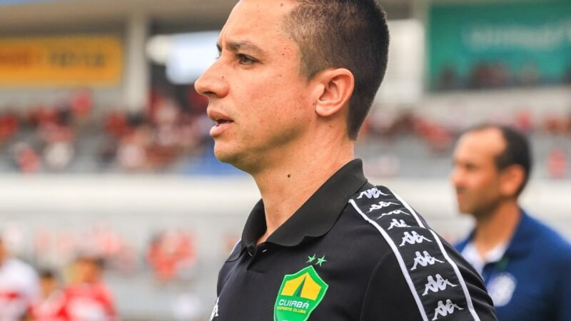 Técnico do Cuiabá revela gastroenterite viral em 11 jogadores após derrota na Série B