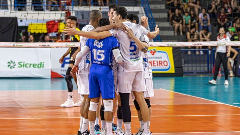 Minas anota quatro aces seguidos no fim e bate Praia Clube no Mineiro de vôlei masculino