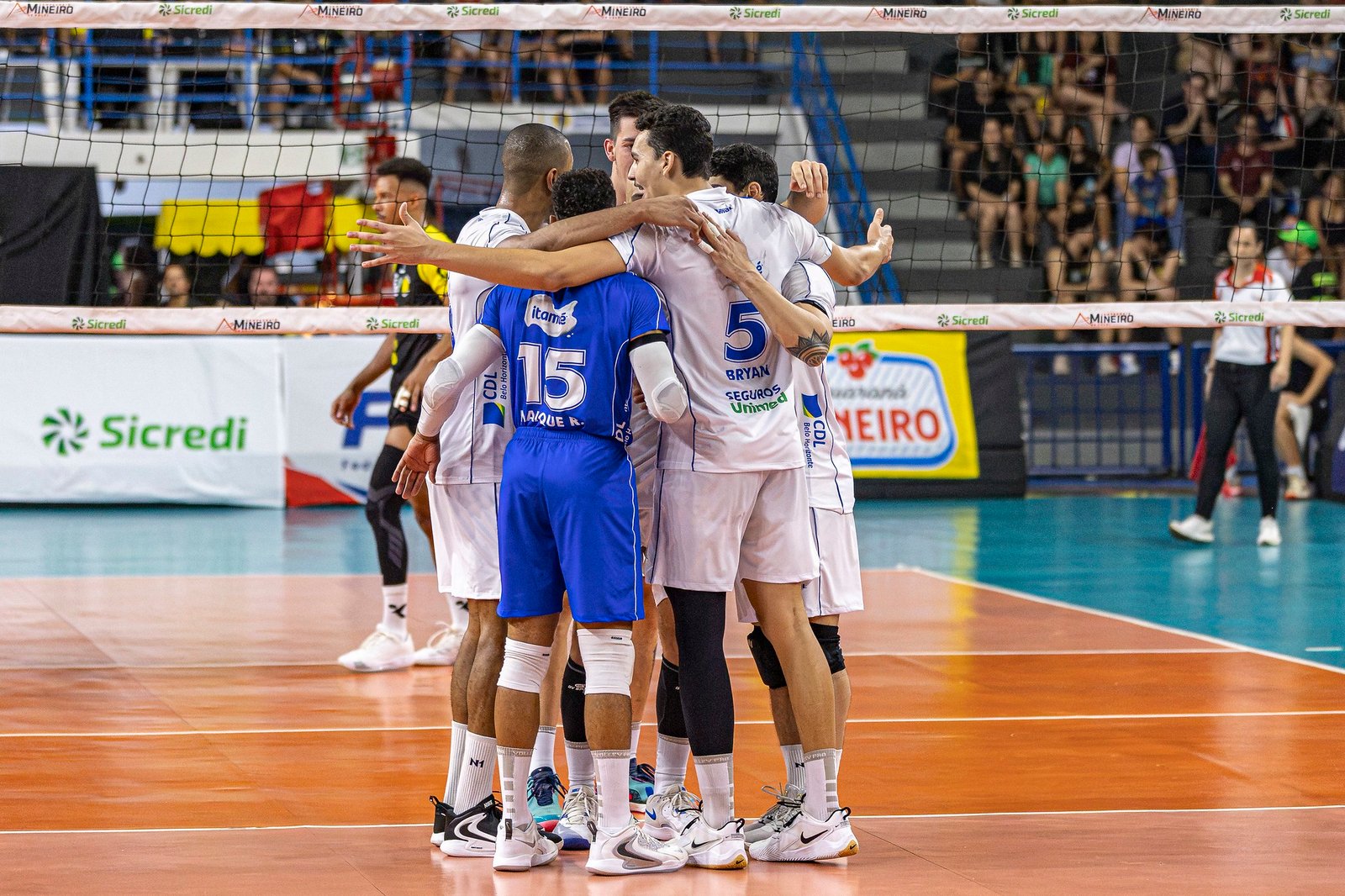 Minas anota quatro aces seguidos no fim e bate Praia Clube no Mineiro de vôlei masculino