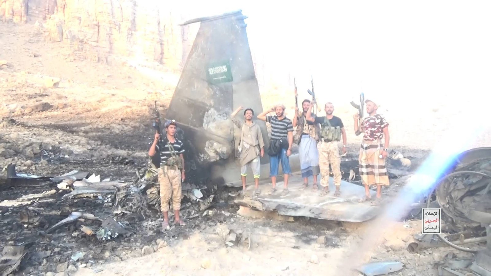 Houthis posam com destroços de F-15 da Arábia Saudita; FOTOS