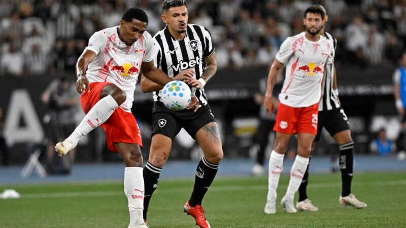 Pedidos da torcida e entrada no segundo tempo: como foi a reestreia de Tiquinho Soares pelo Botafogo
