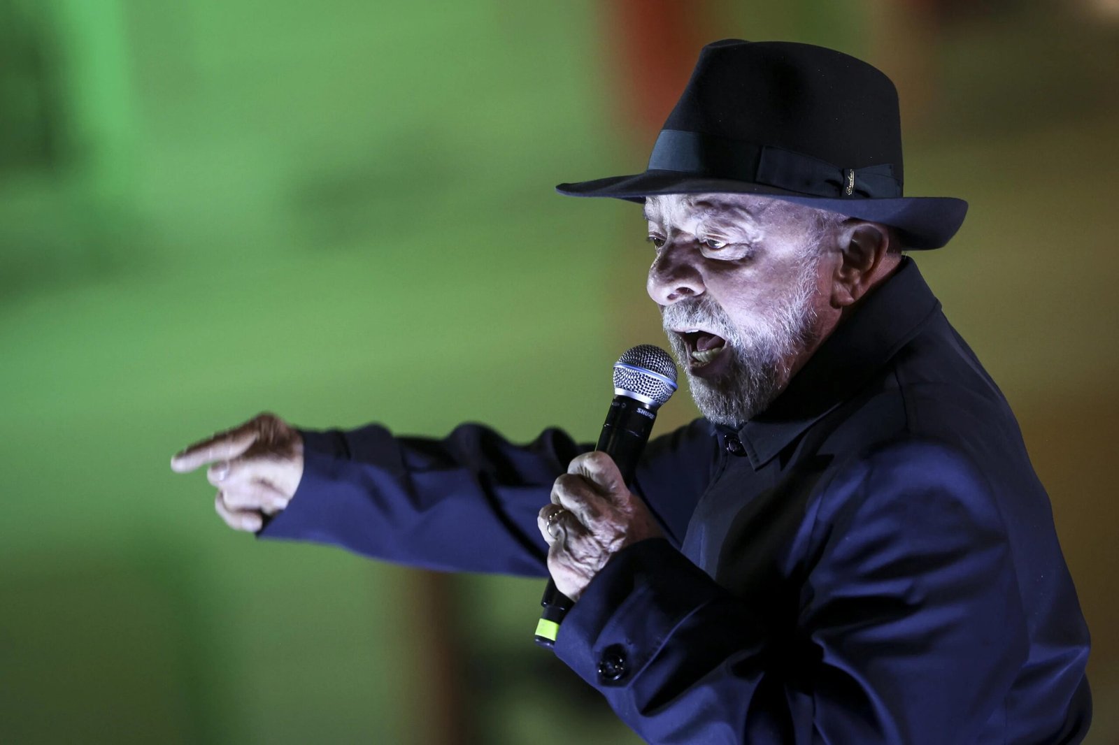 Lula diz que para governo investir, é preciso parar com ‘babaquice de fazer superávit’