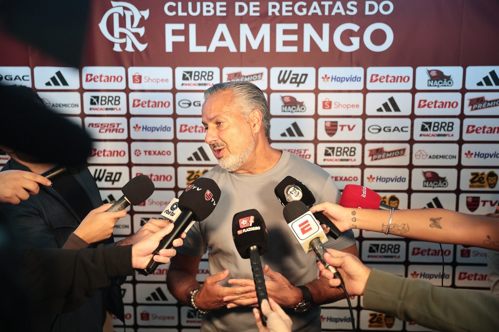 Boto inclui Prestianni, acusado de racismo por Vini Jr, em lista de jogadores que “caberiam no Flamengo”