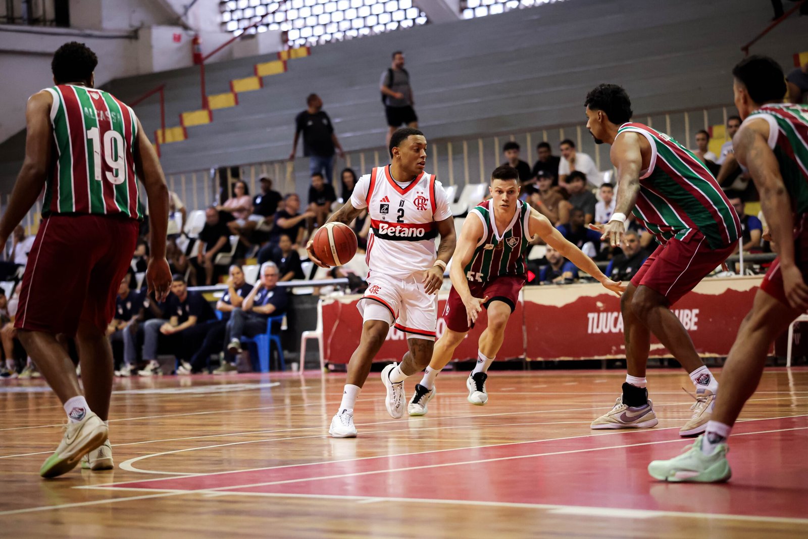Flamengo vence o Fluminense na abertura do Carioca de basquete