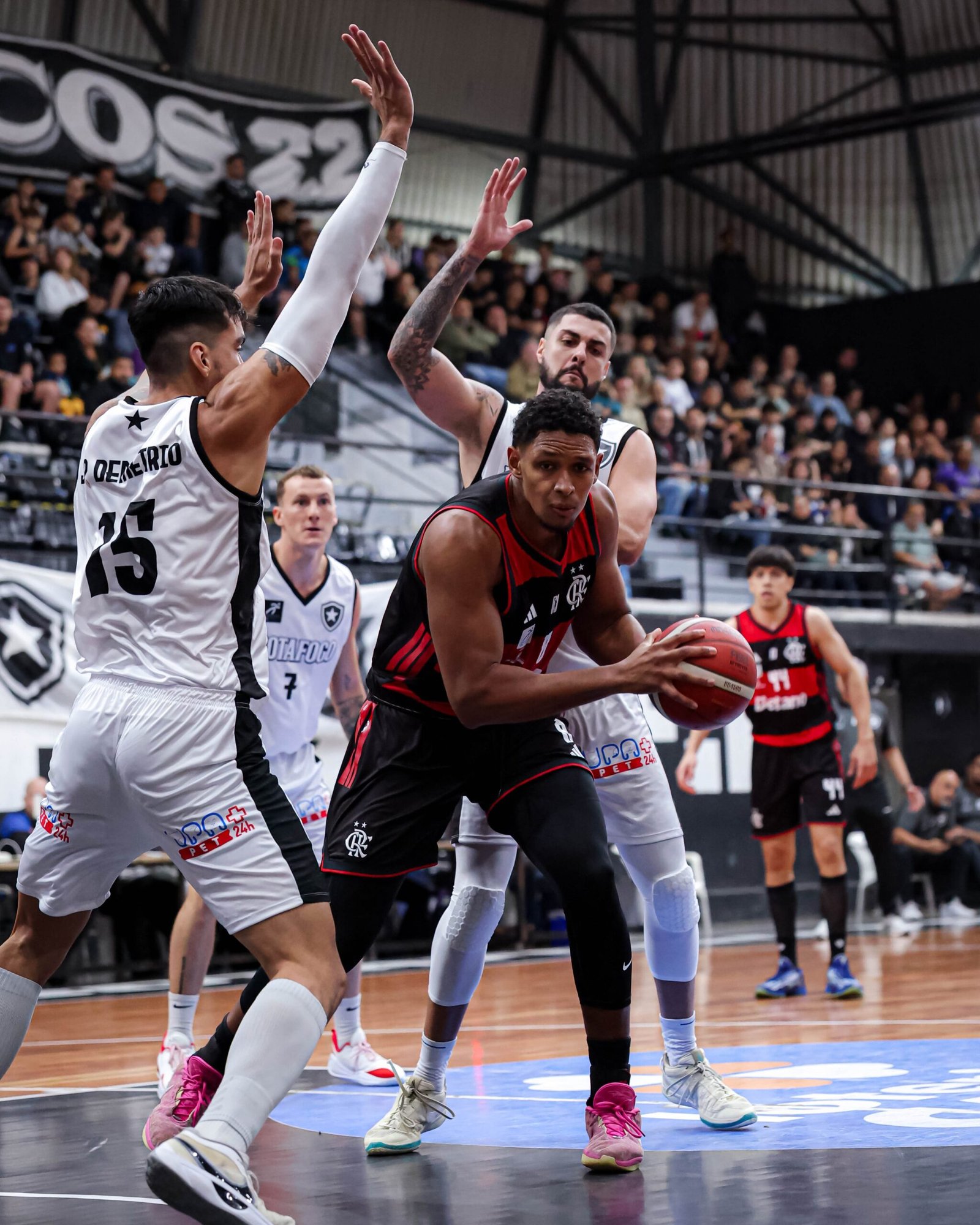 Flamengo vence Botafogo e garante vaga na final do Carioca de basquete