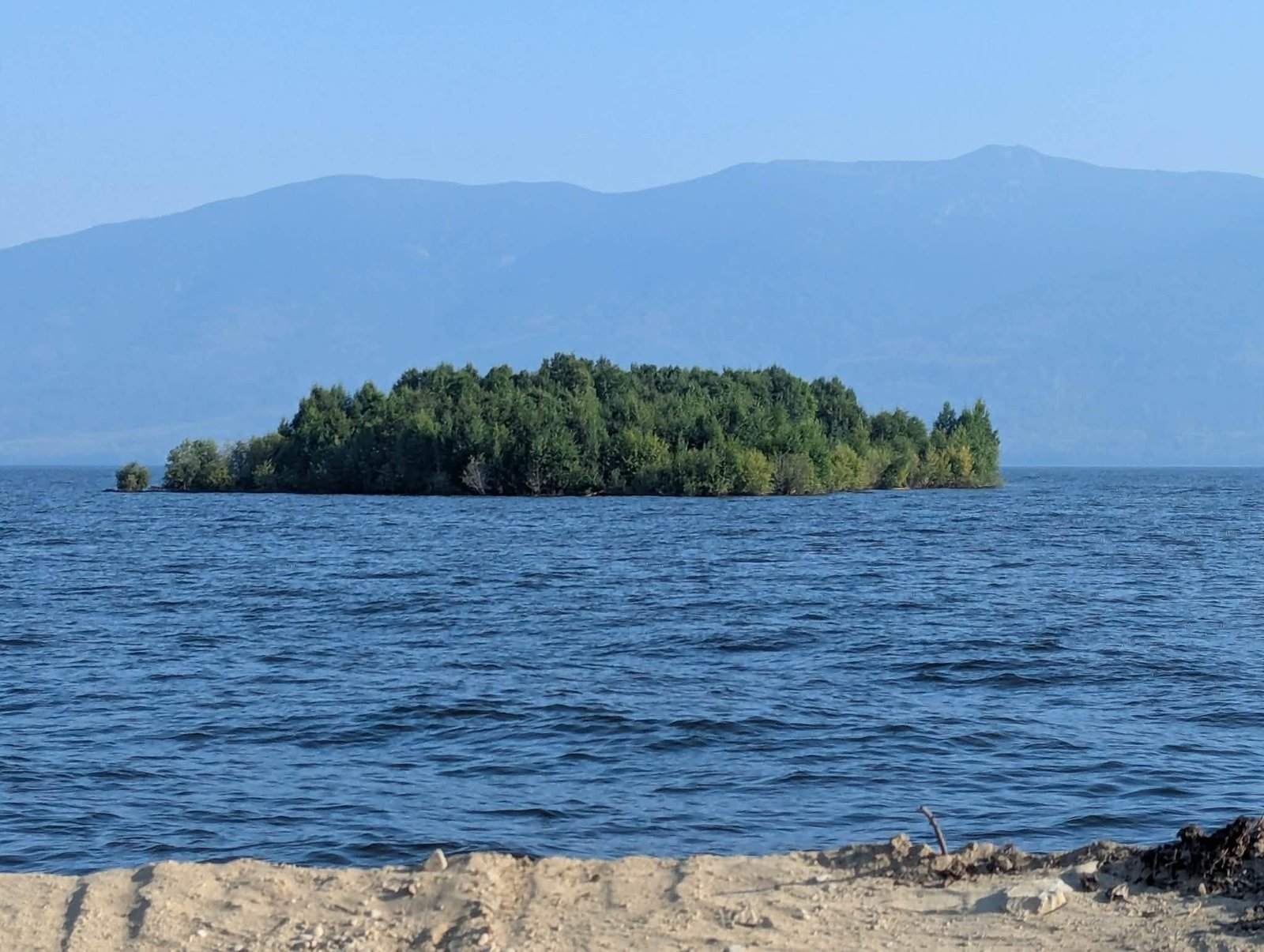 Ilha misteriosa aparece e desaparece em lago no Canadá
