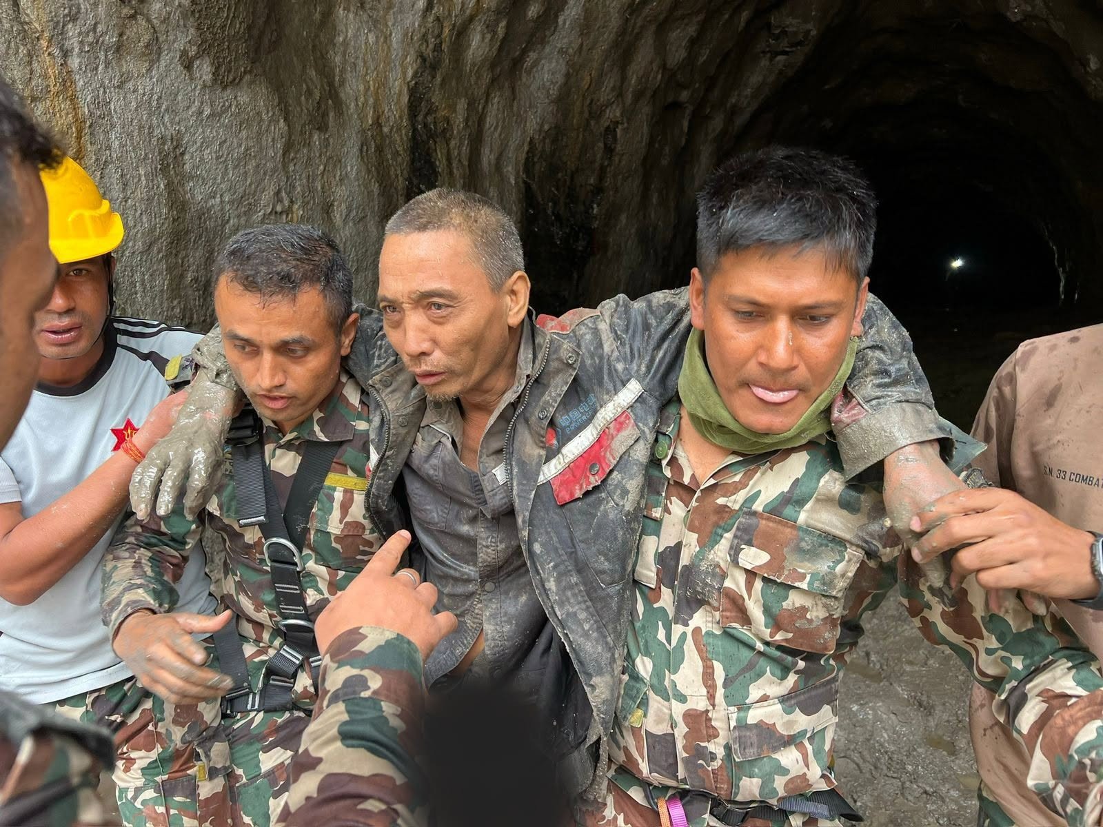Família relata alívio após resgate de chinês que ficou 10 dias preso em túnel no Nepal