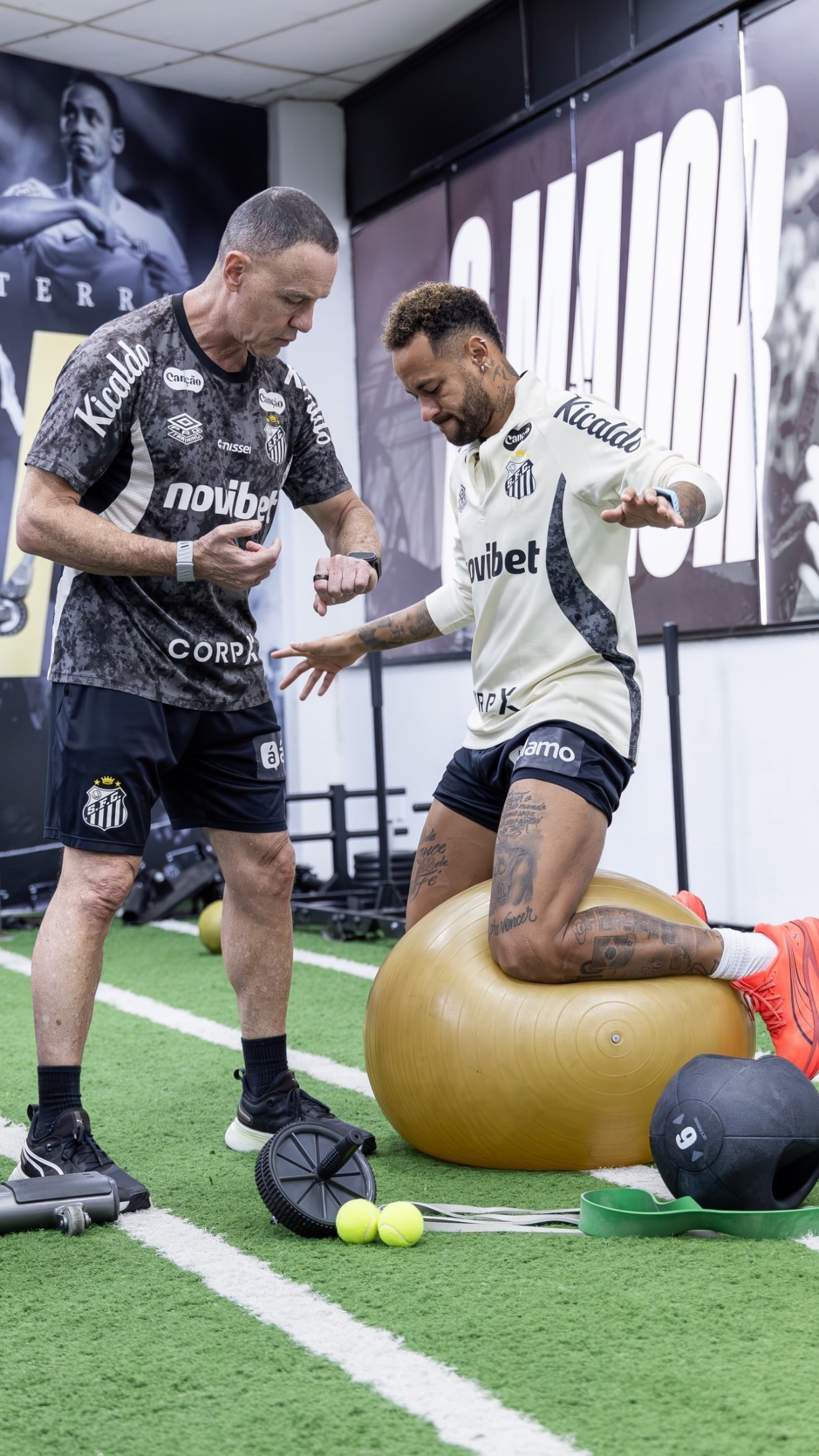 Neymar trabalha na academia do CT do Santos em recuperação de lesão na coxa direita
