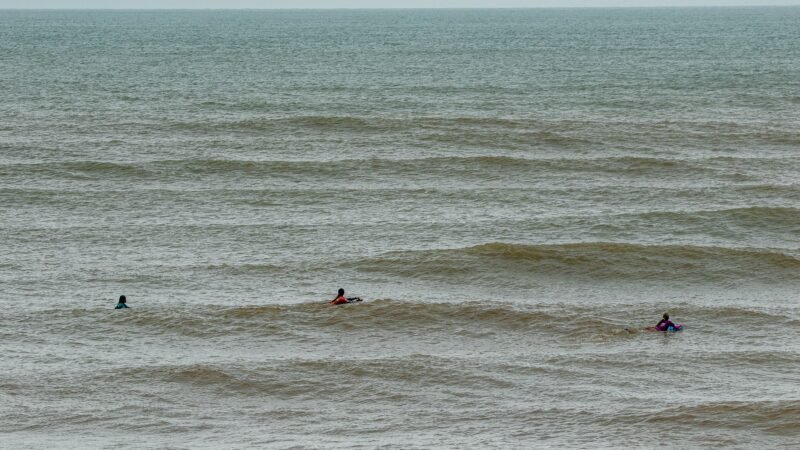 Condições das ondas adiam baterias de etapa capixaba do Circuito Mundial de bodyboarding