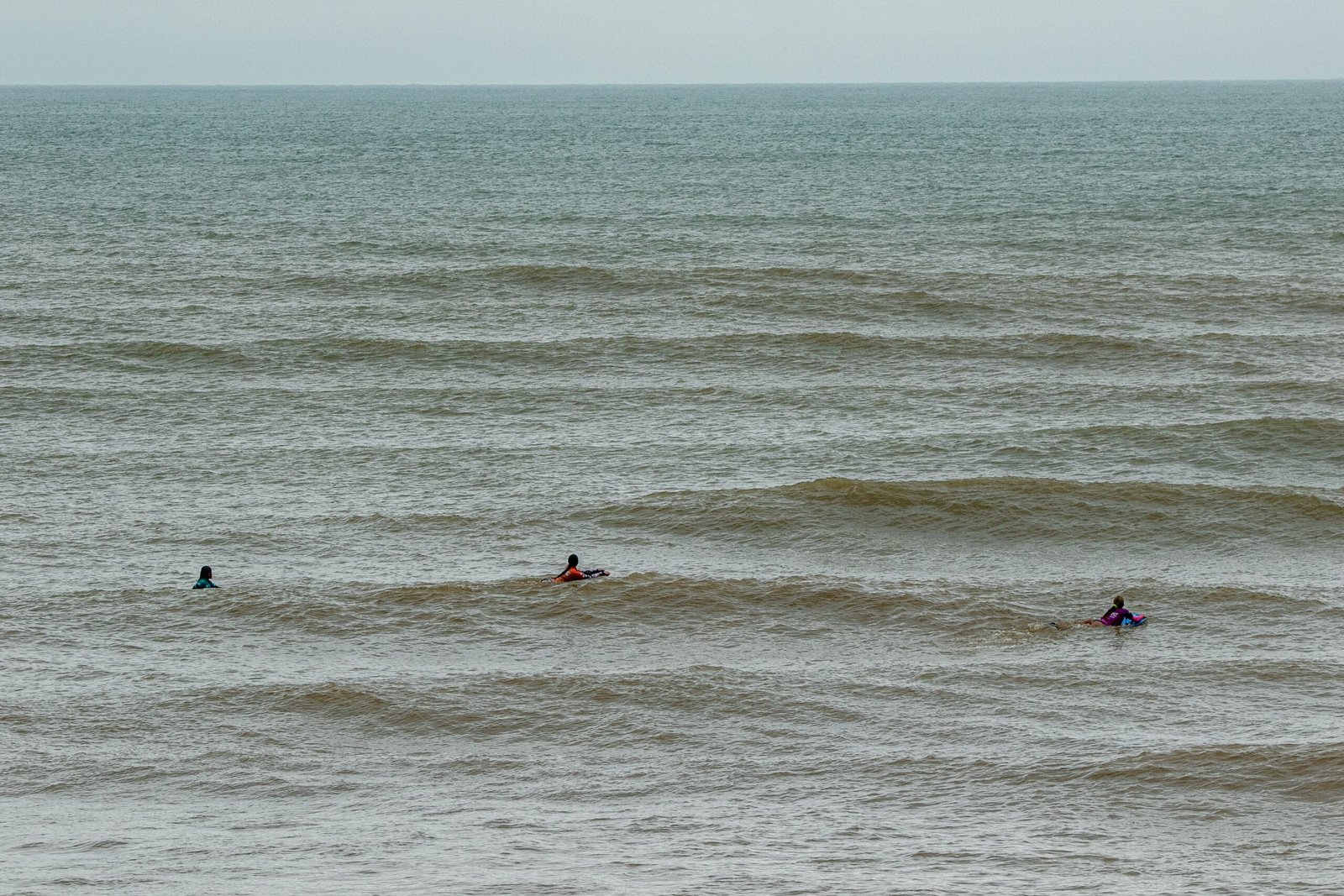 Condições das ondas adiam baterias de etapa capixaba do Circuito Mundial de bodyboarding
