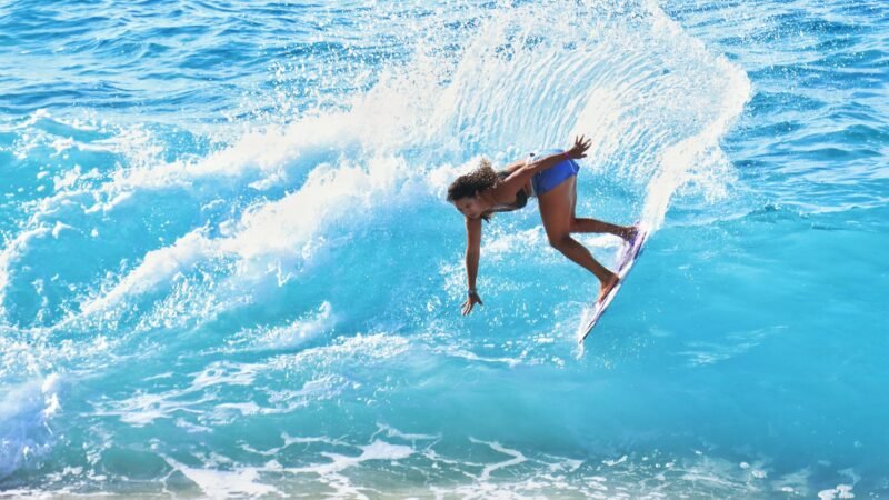 Sem patrocínio, única brasileira no Mundial de skimboard faz rifa e trabalha em quiosque
