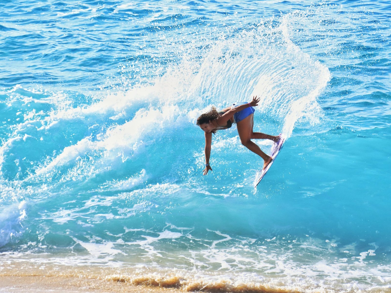 Sem patrocínio, única brasileira no Mundial de skimboard faz rifa e trabalha em quiosque